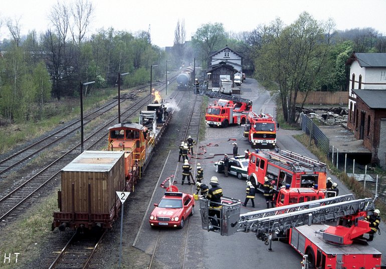 [Dreharbeiten: Die Handlung sieht vor, daß der "explosionsgefährdete" Kesselwagen während der Fahrt vom Zug getrennt wird... (Frühjahr 1997)]