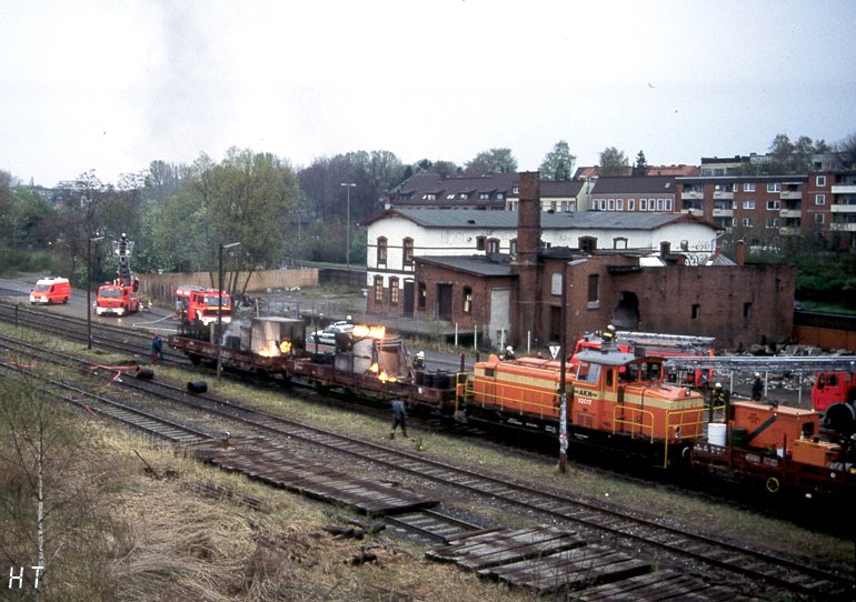 [Dreharbeiten: Der brennende Zug vor einer ehemaligen Tranfabrik (Frühjahr 1997)]