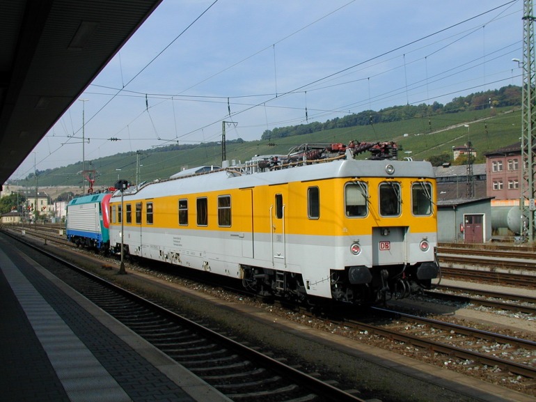 [Messwagen (und PKP EU43 003 im Hintergrund) am 12.09.2000 in Würzburg Hbf.]