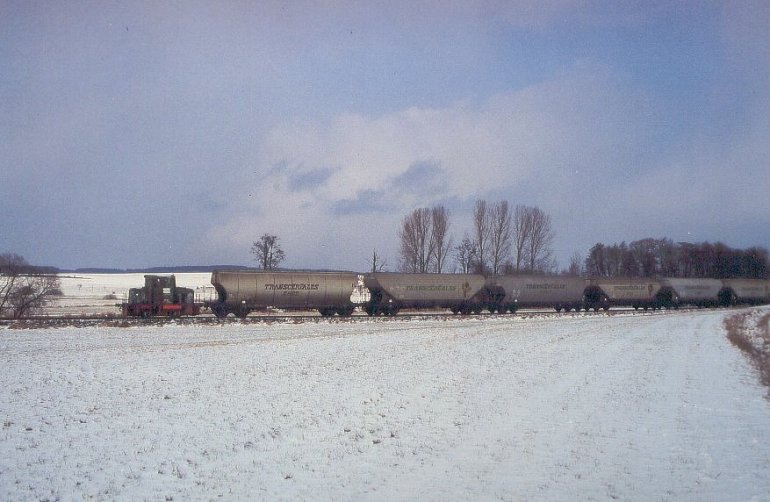 [RSE 1 mit einem Getreidezug auf der Strecke Eggmühl - Langquaid (Februar 2001)]