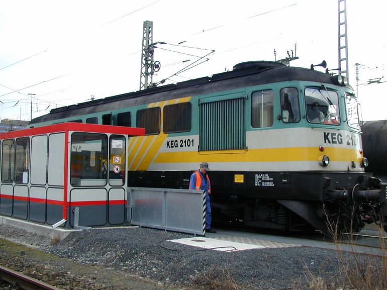 [KEG 2101 steht am 19.02.2001 zusammen mit KEG 2004 im Würzburger Hbf.]