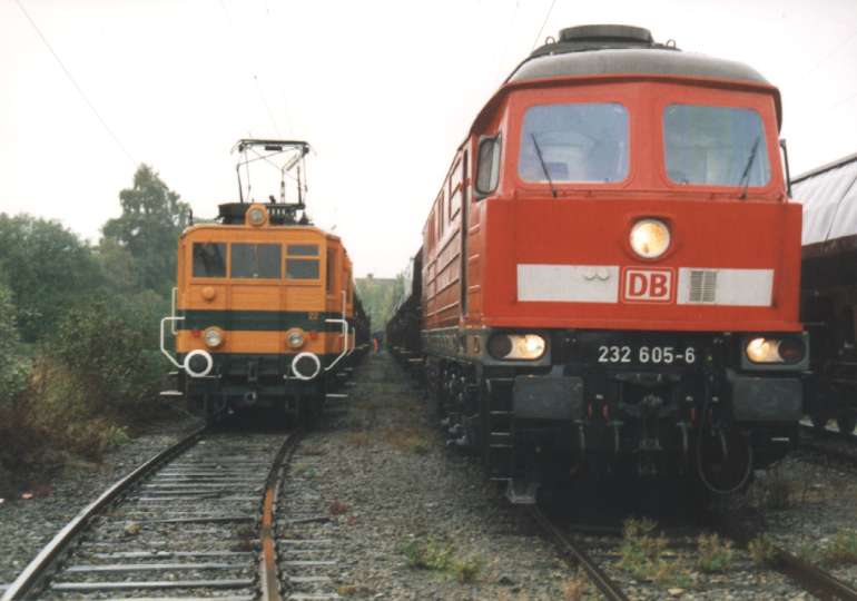 [VBE 22 und DB 232 605 am 29.09.1999 im Bahnhof Barntrup]