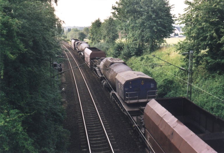 [DE 402 im Juni 2000 in Dortmund-Nette mit einem Torpedozug nach Duisburg]