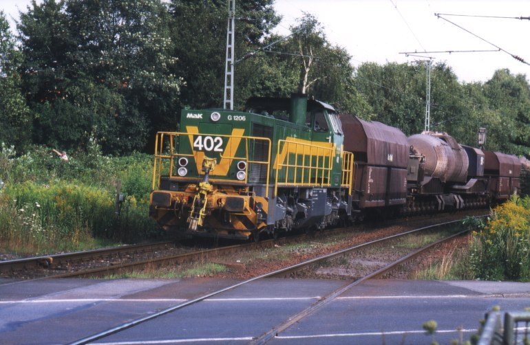 [DE 402 im September 2000 mit einem Torpedozug in Dortmund Lindenhorst]