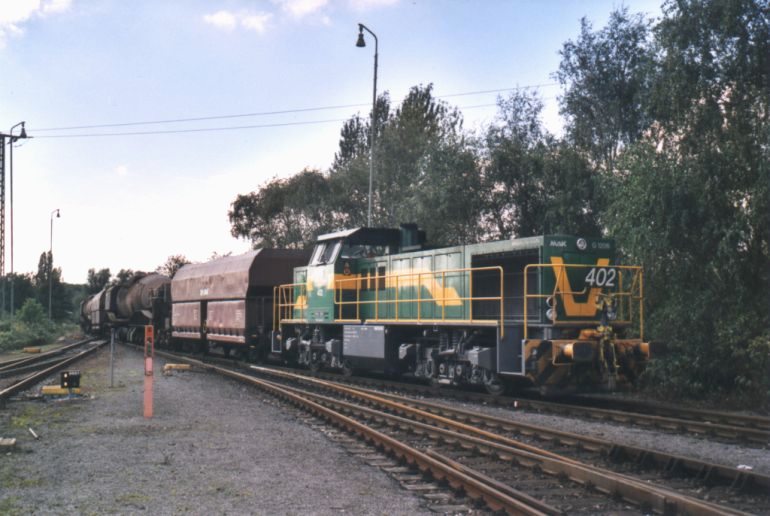 [DE 402 erreicht einem beladenen Torpedozug den Bahnhof Dortmund-Obereving (Oktober 2000)]
