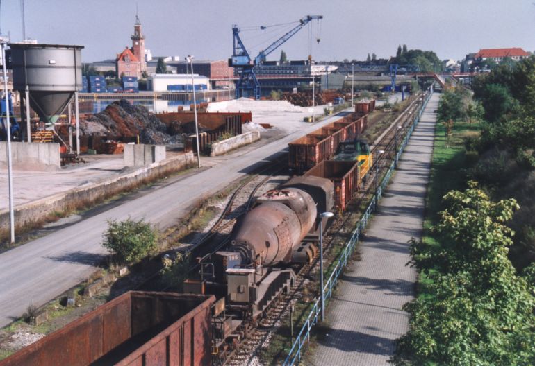 [DE 402 mit einem Torpedozug im Dortmunder Hafen (14.10.2000)]