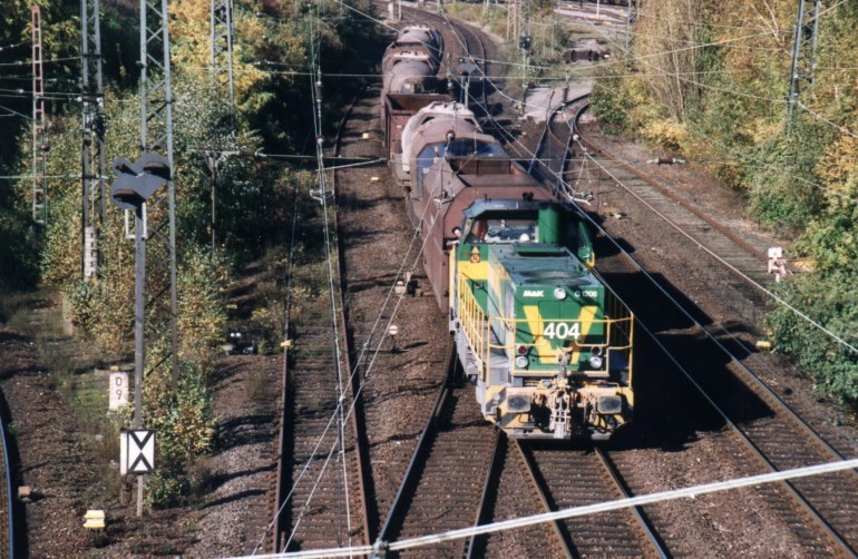 [DE 404 fährt im Herbst 2000 mit einem Torpedozug in den Gbf. Dortmund Nord ein]