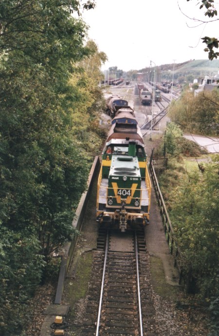 [DE 404 im Herbst 2000 mit einem Torpedozug im DE-Bahnhof Dortmund-Nord]