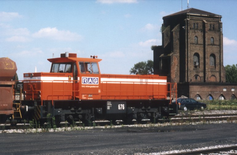 [RAG 676 rangiert mit einem Kokskohlezug im August 2000 im Dortmunder Hardenberghafen]