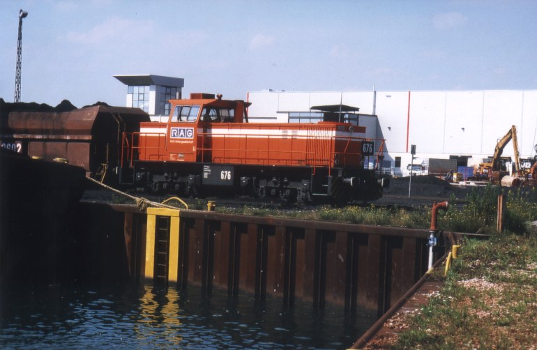 [RAG 676 rangiert mit einem Kokskohlezug im August 2000 im Dortmunder Hardenberghafen]