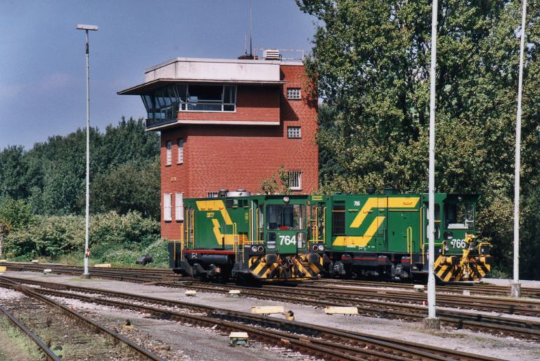 [DE 764 und 766 rangieren im September 2000 im Gbf. Dortmund-Nord]