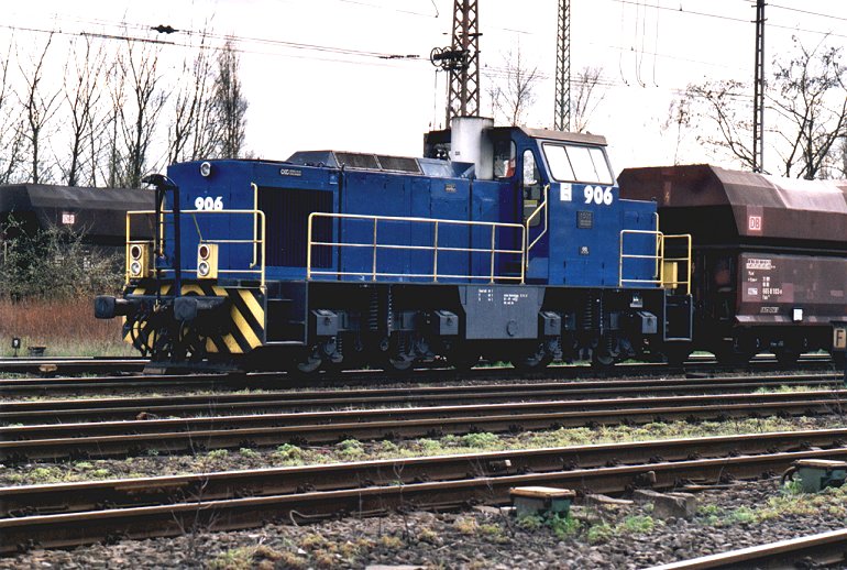 [EH 906 erreicht am 13.04.2001 den Bahnhof Dortmund-Obereving mit einem Erzzug]