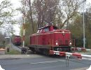 [Am - handbedienten - BÜ Viehhof auf der Hafenbahn löst sich D20 von D25 und dem Zug...]