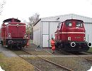 [BE D25 neben der derzeitigen Hafenbahnlok Leer - der angemieteten EEB L2 - vor dem Schuppen der Hafenbahn]