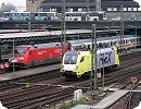 [... in Hamburg Hbf auf die Bespannung des nächsten FLEX-Zuges nach Norden]