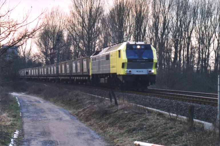 [Dispolok ME 26-10 vor dem Müllzug Krefeld - Hildesheim (Castrop Rauxel, 25.02.2001)]