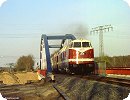 [MEG 208 und 207 überqueren die Autobahn nahe Neunhagen mit einem Zementganzzug nach Regensburg, den sie bis Böhlen bespannen]