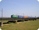 [rail4chem 145-CL 003 überquert die Weser nahe Kirchweyhe-Dreye mit dem HSV-Fanzug]