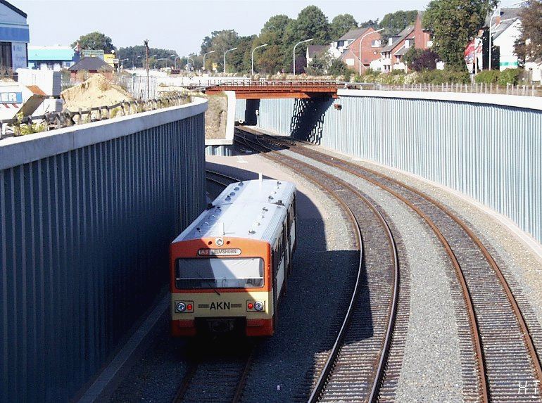 [Ein VT2E nach Elmshorn verläßt den Bahnhof Ulzburg (24.09.2000)]