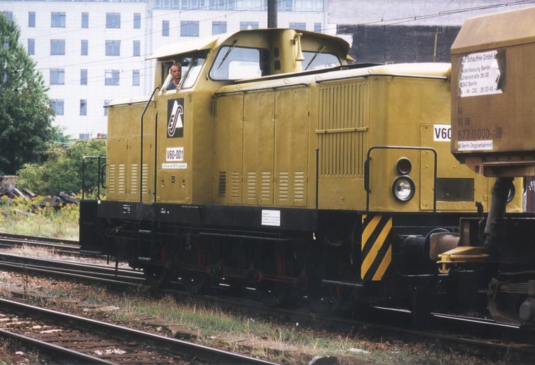 [Schauffele's V60-001 im August 2000 in Berlin Ostgüterbahnhof]