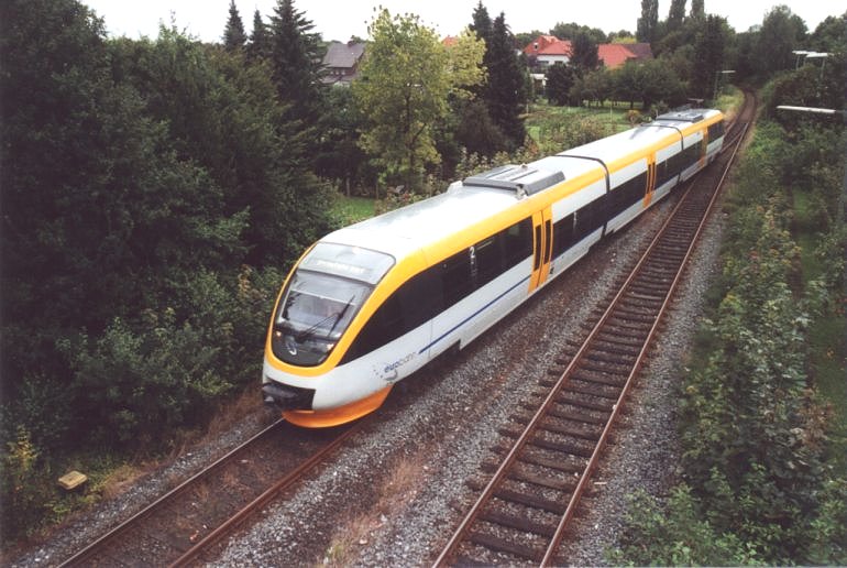 [Ein Talent der Eurobahn fährt in Bahnhof Lübbecke ein (09.08.00)]